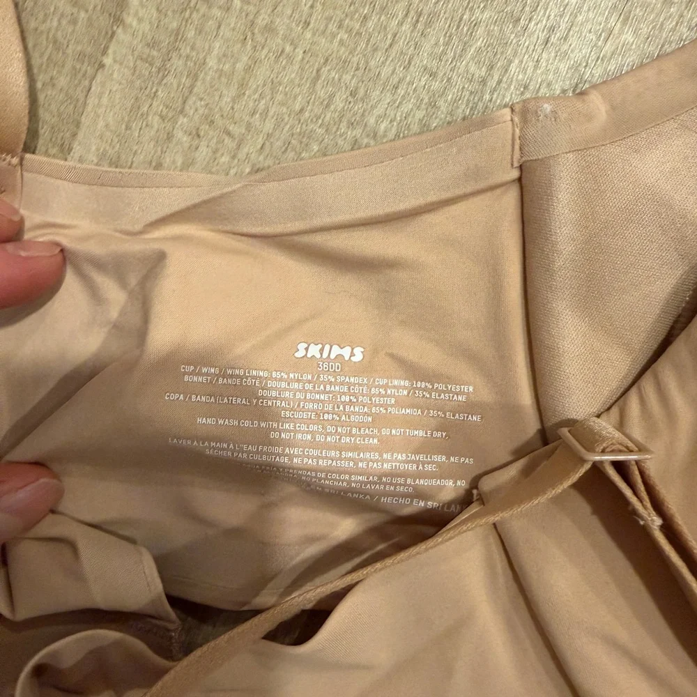 SKIMS Nude/Beige Underwire Smoothing Bra - Picture 4 of 4